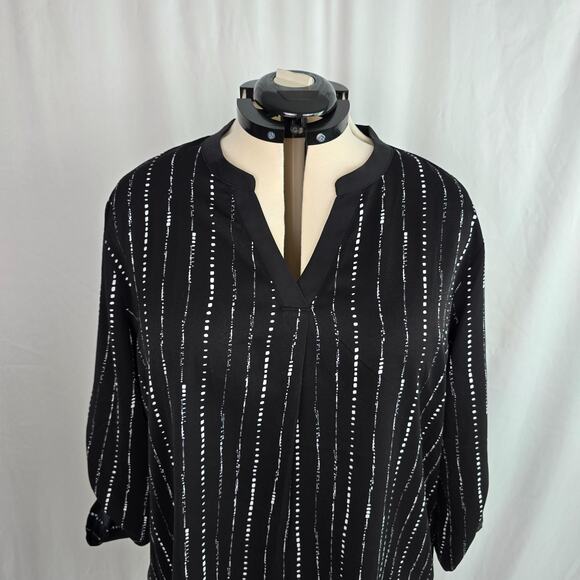 Timeson Blouse Women's XXL Black White Geo Stripe Roll Tab Sleeves NWT - Picture 4 of 16